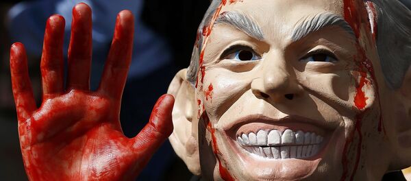 A demonstrator wearing a mask to impersonate Tony Blair protests before the release of the John Chilcot report into the Iraq war, at the Queen Elizabeth II centre in London, Britain July 6, 2016. - Sputnik Brasil