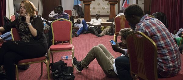 Periodistas en la sala de conferencias durante los enfentamientos al lado del palacio presidencial en Yuba, Sudán del Sur - Sputnik Brasil