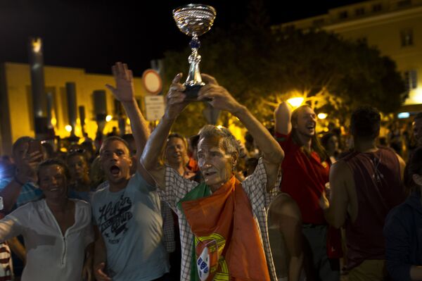 Torcedores festejam depois da vitória da seleção nacional de Portugal na Eurocopa 2016, no dia 10 de julho de 2016, Portugal - Sputnik Brasil
