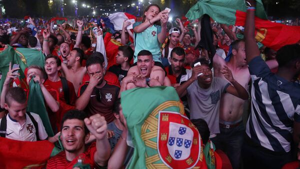 Torcedores festejam depois da vitória da seleção nacional de Portugal na Eurocopa 2016, no dia 10 de julho de 2016, Portugal - Sputnik Brasil