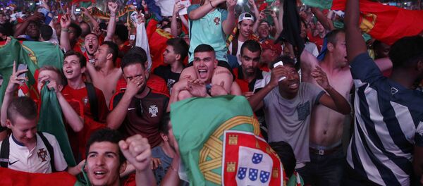 Torcedores festejam depois da vitória da seleção nacional de Portugal na Eurocopa 2016, no dia 10 de julho de 2016, Portugal - Sputnik Brasil