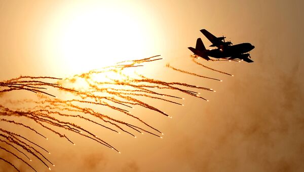 Um Hércules C-130 no pôr do sol (foto de arquivo) - Sputnik Brasil