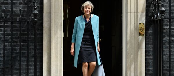 Ministra dos Assuntos Internos britânica Theresa May saí da residência do primeiro-ministro em Downing Street, 10, Londres, Reino Unido, 27 de junho de 2016 - Sputnik Brasil
