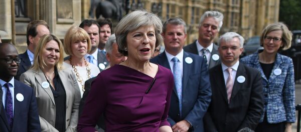 Ministra dos Assuntos Internos do Reino Unido Theresa May fala aos jornalistas perto de entrada ao Palácio de Westminster, Londres, Reino Unido, 7 de julho de 2016 - Sputnik Brasil