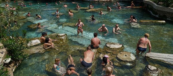 Turistas se banham na antiga cidade turca de Hierápolis Turistas se banham na antiga cidade turca de Hierápolis - Sputnik Brasil