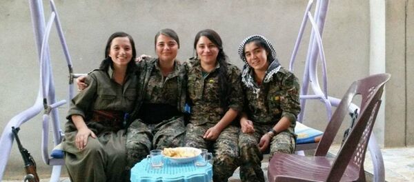 Grupos armados de mulheres yazidis lutam contra terroristas de Daesh - Sputnik Brasil