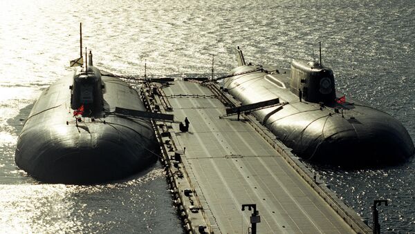 Dois submarinos nucleares russos perto de ponte-cais (foto de arquivo) - Sputnik Brasil