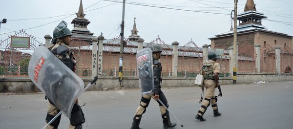 Soldados das tropas paramilitares indianas patrulham perto de mesquita Jamia Masjid, Srinagar, Jammu e Caxemira, Índia, 12 de julho de 2016 - Sputnik Brasil
