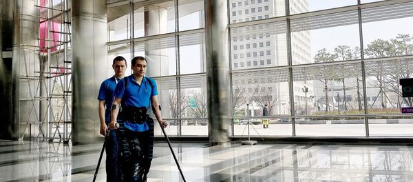 Exoesqueleto da marca russa ExoAtlet - Sputnik Brasil