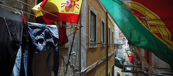 Bandeiras de Portugal e Espanha em varandas em uma rua estreita em Lisboa - Sputnik Brasil