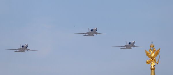 Bombardeiros russos de longo curso Tu-22M3 desfilam durante a Parada da Vitória em Moscou, Rússia, 9 de maio de 2016 - Sputnik Brasil