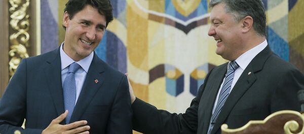 Ukrainian President Petro Poroshenko, right, and Canadian Prime Minister Justin Trudeau smile as they talk to each other during a signing ceremony in Kiev, Ukraine, Monday, July 11, 2016 Ukrainian President Petro Poroshenko, right, and Canadian Prime Minister Justin Trudeau smile as they talk to each other during a signing ceremony in Kiev, Ukraine, Monday, July 11, 2016 - Sputnik Brasil