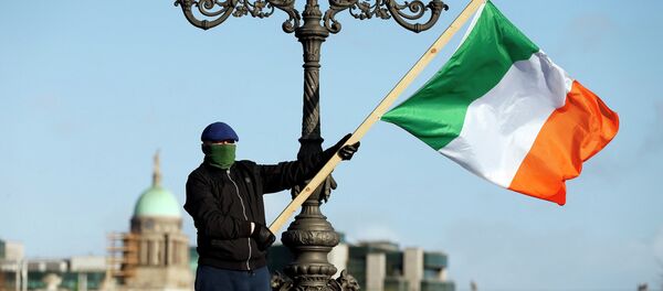 Manifestante exibe bandeira da Irlanda em Dublin - Sputnik Brasil