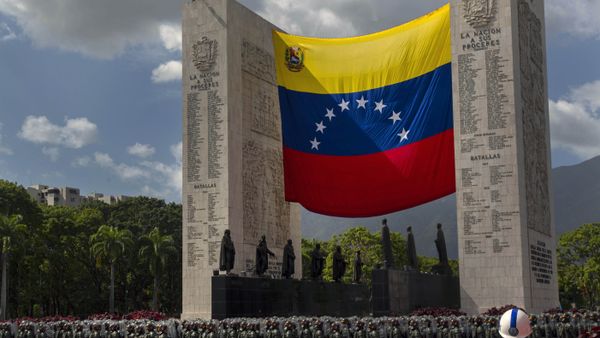 Homens da Guarda Nacional da Venezuela marcham  pelas ruas de Caracas em comemoração ao Dia da Independência do país, em 5 de julho de 2016 - Sputnik Brasil