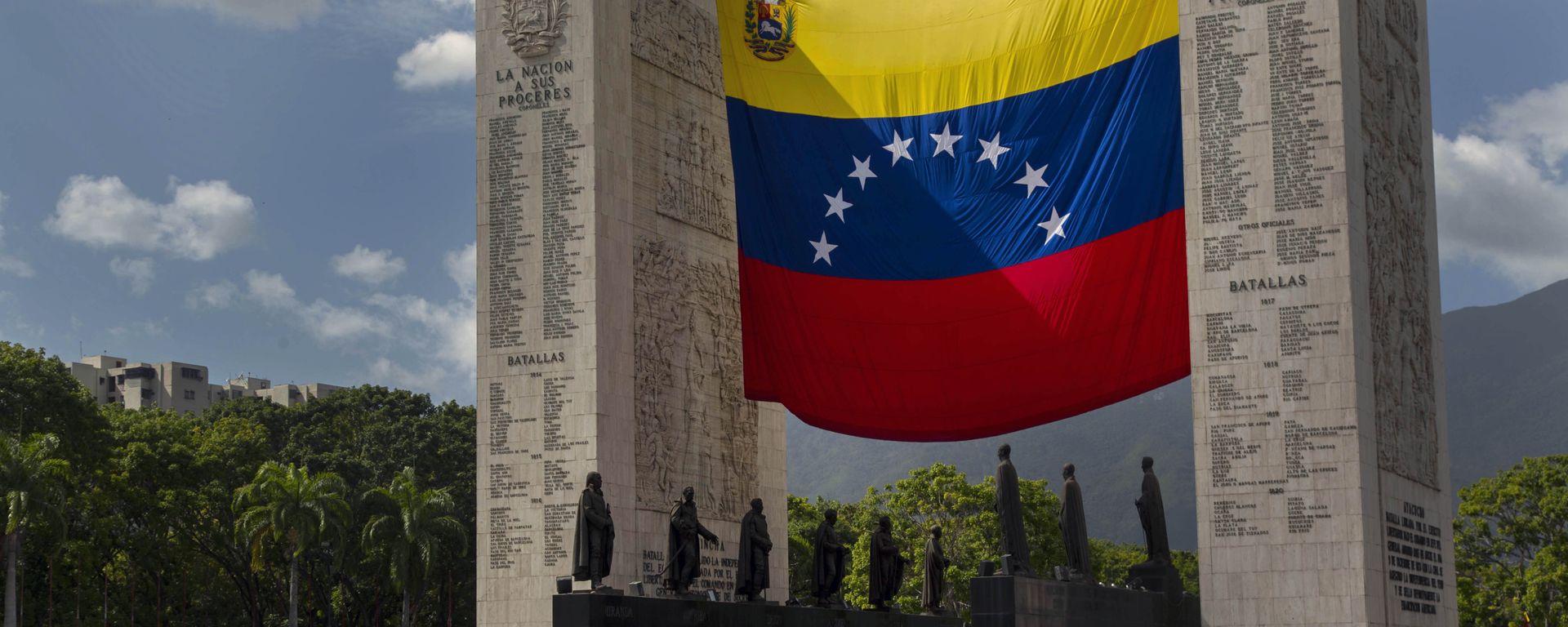 Homens da Guarda Nacional da Venezuela marcham  pelas ruas de Caracas em comemoração ao Dia da Independência do país, em 5 de julho de 2016 - Sputnik Brasil, 1920, 05.07.2026