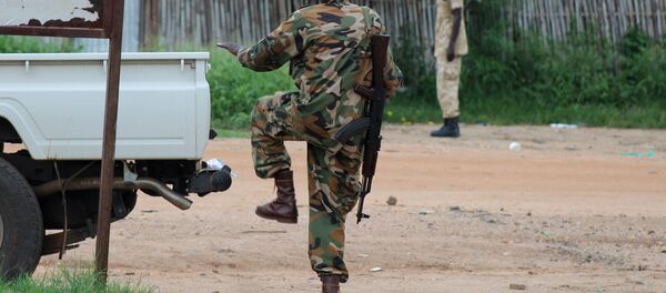 Um policial do Sudão do Sul patrulhando uma rua em Juba após confronto de 10 de julho de 2016 Um policial do Sudão do Sul patrulhando uma rua em Juba após confronto de 10 de julho de 2016 - Sputnik Brasil