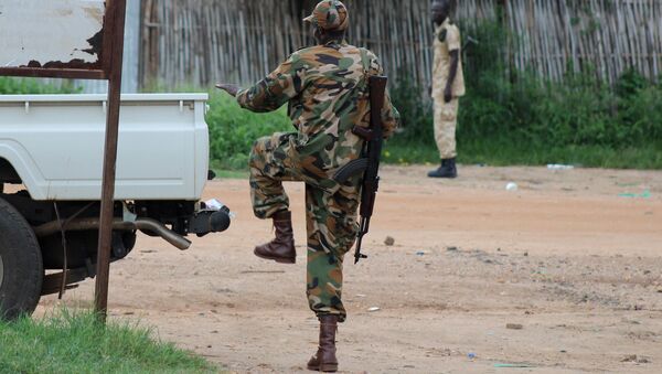 Um policial do Sudão do Sul patrulhando uma rua em Juba após confronto de 10 de julho de 2016 - Sputnik Brasil