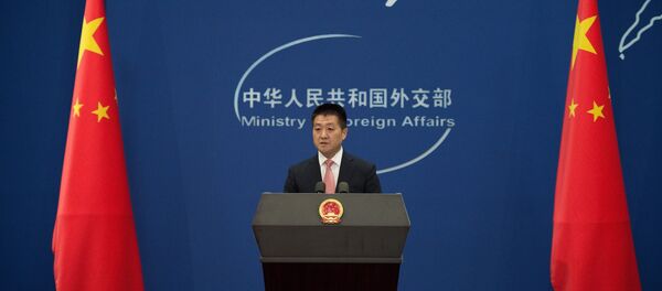 O porta-voz da chancelaria chinesa, Lu Kang fala durante uma coletiva de imprensa em Pequim, em 13 de julho de 2016 O porta-voz da chancelaria chinesa, Lu Kang fala durante uma coletiva de imprensa em Pequim, em 13 de julho de 2016 - Sputnik Brasil