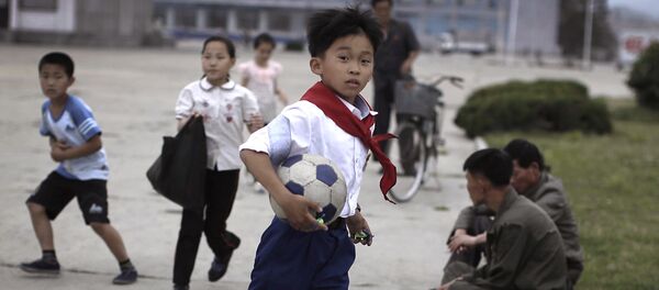 Um carro na Coreia do Norte é um raro símbolo de luxo. É por isso que as crianças são capazes de jogar futebol em estradas vazias. - Sputnik Brasil