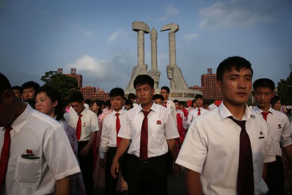 Estudantes universitários norte-coreanos participam de uma festa de dança em massa em Pyongyang. - Sputnik Brasil