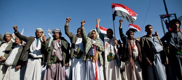 Houthi Shia Yemenis chant slogans during a rally to show support for their comrades in Sanaa, Yemen. - Sputnik Brasil