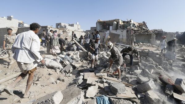 People search for survivors under the rubble of houses destroyed by an air strike near Sanaa Airport March 26, 2015. - Sputnik Brasil