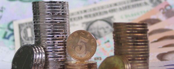 Moedas e notas de yuan chinês em torno de um dólar norte-americano - Sputnik Brasil