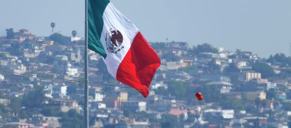 Agente da patrulha de fronteira dos EUA perto do limite entre Tijuana (México) e San Ysidro (Califórnia) - Sputnik Brasil