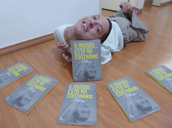 Claudio Vieira de Oliveira e o sonhado livro sobre sua vida O Mundo Está ao Contrário - Sputnik Brasil