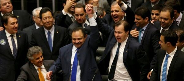 Deputado Rodrigo Maia celebrando após ser eleito como o novo presidente da Câmara - Sputnik Brasil