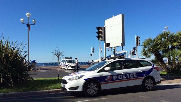 Viaturas policiais perto de local do atentado ocorrido na noite do Dia da Tomada da Bastilha em França, Nice, 15 de julho de 2016 - Sputnik Brasil