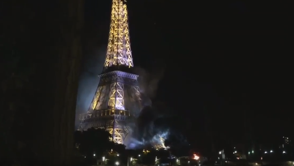 Torre Eiffel ficou envolta em fumaça preta - Sputnik Brasil