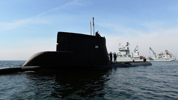 Submarino ORP Sep e navio militar da Suécia HSWMS durante os exercícios militares da OTAN - Sputnik Brasil