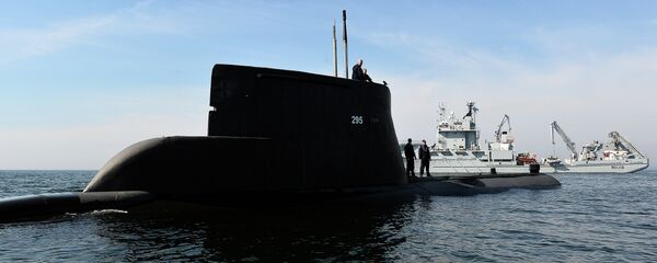Submarino ORP Sep e navio militar da Suécia HSWMS durante os exercícios militares da OTAN - Sputnik Brasil