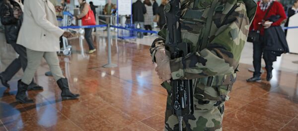 Um soldado no aeroporto de Nice (França) - foto de arquivo, 13 de janeiro, 2013 Um soldado no aeroporto de Nice (França) - foto de arquivo, 13 de janeiro, 2013 - Sputnik Brasil