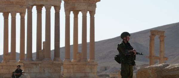 Militares na parte histórica de Palmira liberada dos terorristas do Daesh, Síria, maio de 2016 - Sputnik Brasil