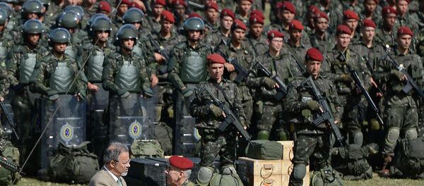 Ministro da Defesa, Raul Jungmann, acompanha o treinamento da Brigada de Infantaria Paraquedista para os Jogos Olímpicos e Paralímpicos Rio 2016, na Vila Militar, em Deodoro, zona oeste da capital. - Sputnik Brasil