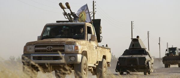 Militantes curdos e árabes apoiados pelos EUA avançam em Manbij, no norte da Síria, 23 de junho de 2016 - Sputnik Brasil