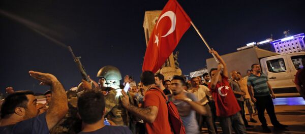 Turkish Protestors Stand Their Ground In Front Of Soldiers - Sputnik Brasil