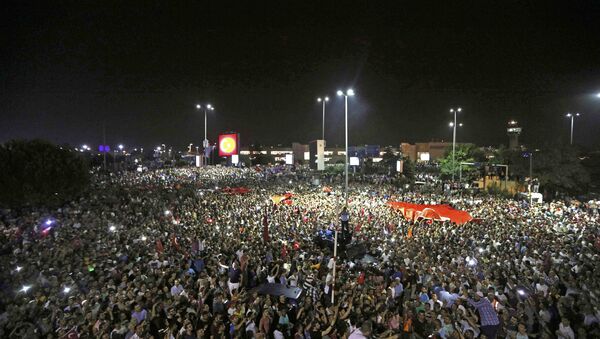 People Demonstrate Outside Ataturk International Airport During An Attempted Coup In Istanbul - Sputnik Brasil