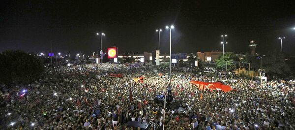 People Demonstrate Outside Ataturk International Airport During An Attempted Coup In Istanbul - Sputnik Brasil