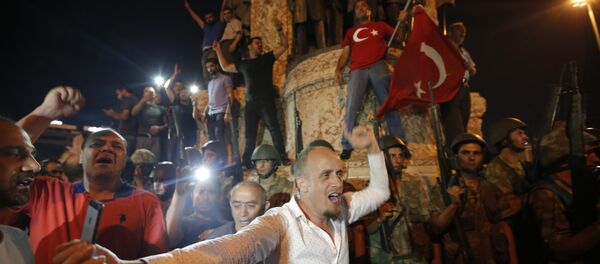 Manifestantes protestam contra o golpe militar na Praça Taksim, em Istambul - Sputnik Brasil
