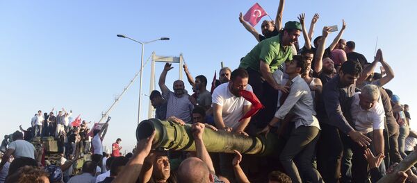 Seguidores do presidente turco, Tayyip Erdogan, comemoram o fracasso do golpe de Estado na Ponte do Bósforo, em Istambul, Turquia 16 de julho de 2016 - Sputnik Brasil