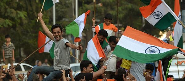 Fãs indianos acenam bandeiras nacionais depois que a Índia ganhou o jogo na Copa do Mundo de Cricket 2015 cricket contra o Paquistão, nas ruas de Mumbai. 15, fevereiro, 2015 - Sputnik Brasil