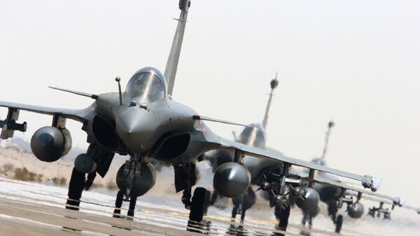 Caças Rafale da Força Aérea da França se prerarem apoiar a coalizão internacional contra o Estado Islâmico, 27 de setembro de 2015 - Sputnik Brasil
