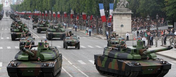 Tanques Leclerc em parada no Dia da Bastilha, na Champs-Elysees, em Paris, França - Sputnik Brasil