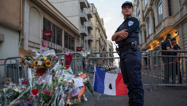 Cordão policial na rua perto da avenida marginal de Nice - Sputnik Brasil