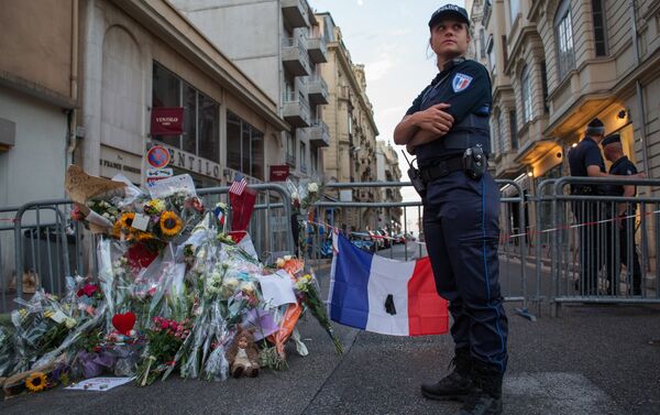 Cordão policial na rua perto da avenida marginal de Nice - Sputnik Brasil