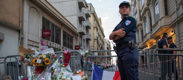 Cordão policial na rua perto da avenida marginal de Nice Cordão policial na rua perto da avenida marginal de Nice - Sputnik Brasil
