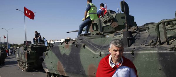 Militares num tanque na Turquia - Sputnik Brasil